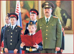 04_Кадет 5-го класса Роман Староверов зачитывает клятву кадета