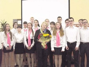 14_Наталья Суркова спела «Землянку» вместе с «Соколятами»