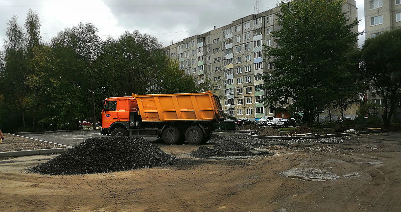 Подрядчик завершает ремонт двора на Горького в Рыбинске