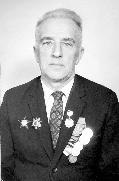 Отец прошел всю войну. Отец прошел всю войну. Отец прошел всю войну. Стих расскажи отец о прошедшей войне. Отец прошел всю войну.