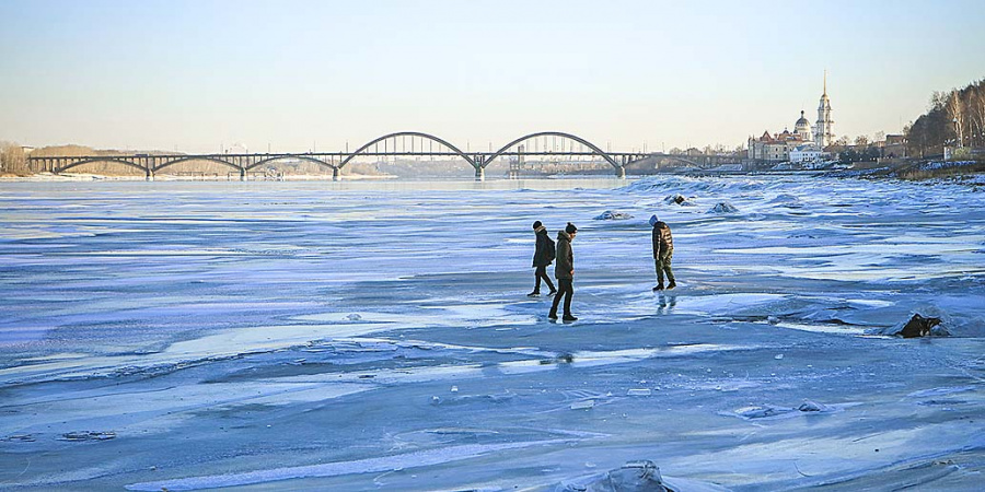 Погода в рыбинске на две недели. Рыбинск климат. Лед на Москве реке Химки. Лед на Рыбинском 3 метра.