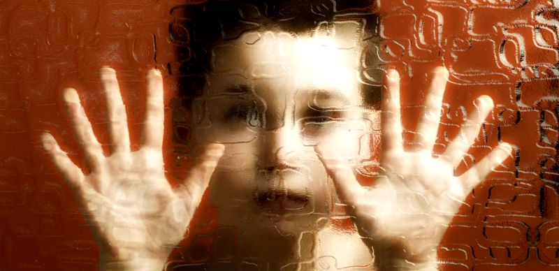 Признаки аутизма у малыша: на что родителям обратить внимание