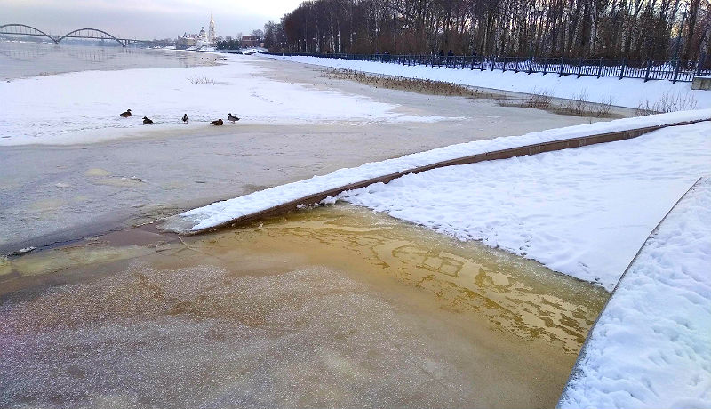 Уровень волги в ярославле сегодня. Уровень Волги в Рыбинске. Низкий уровень воды. Уровень воды в Волге подымается. Уровень воды в Волге в Рыбинске сегодня.