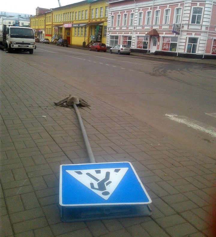 В Рыбинске полгода не восстанавливают дорожный знак