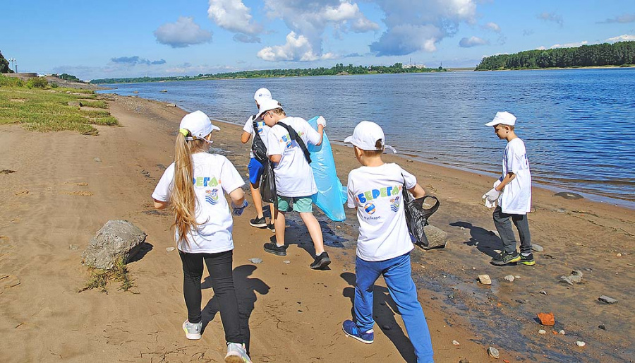 Мы едем на пляж на речку. Очищение берегов Волги. Дети убирают пляж реки. Волонтеры убирают берега Волги. Дети убираются в лагере.