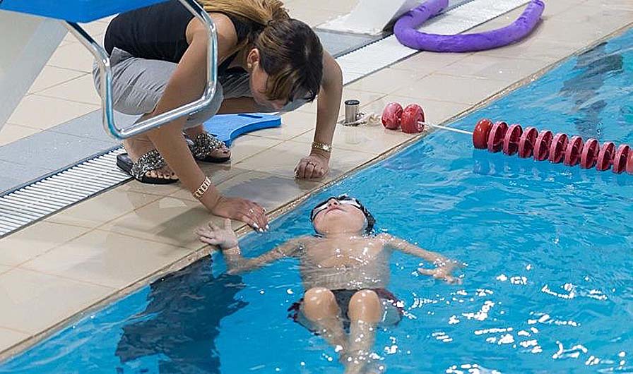 В бассейне для инвалидов Рыбинска прошли тренировки со специалистом