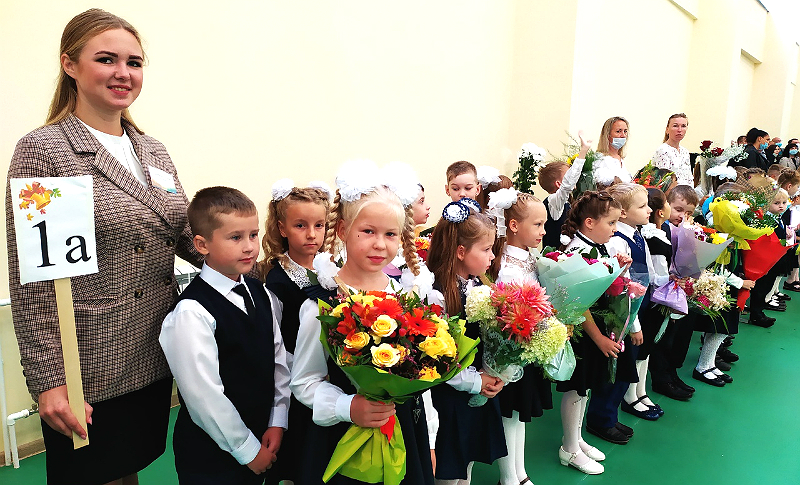 В первый класс в 2021 году. Школа 1 Рыбинск. Воршинская средняя школа. Православная гимназия Рыбинск. Первый класс 2021 год фото.