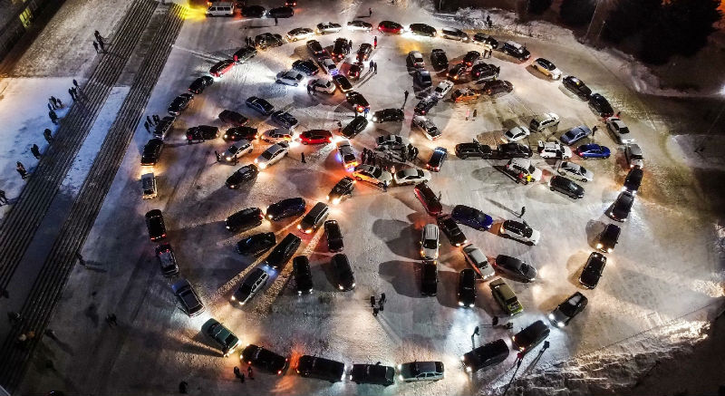 Снежинка из сотни машин
