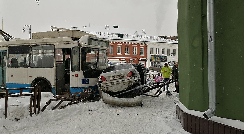 В Рыбинске троллейбус и легковушка вылетели на тротуар