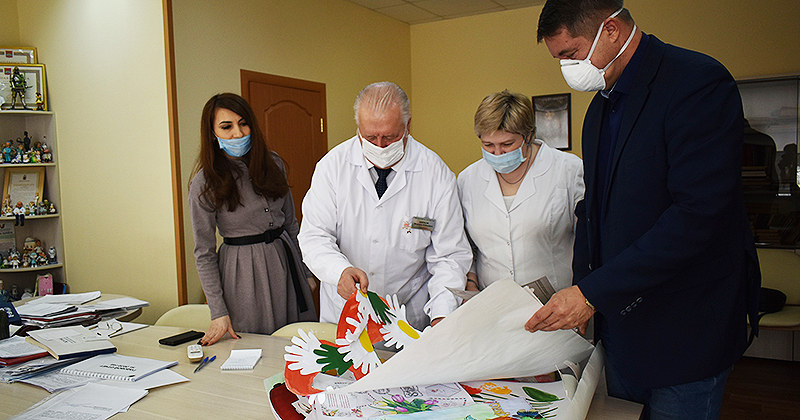 Школьники Рыбинска поздравили медиков с 8 марта