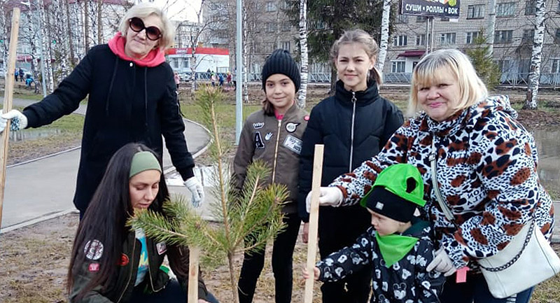 Жители Мариевки высадили деревья в новом парке