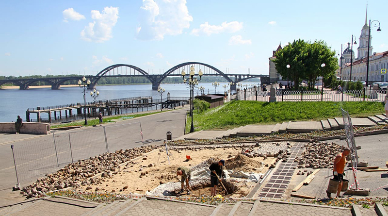 В Рыбинске заливают фундамент для скульптуры «12 стульев»