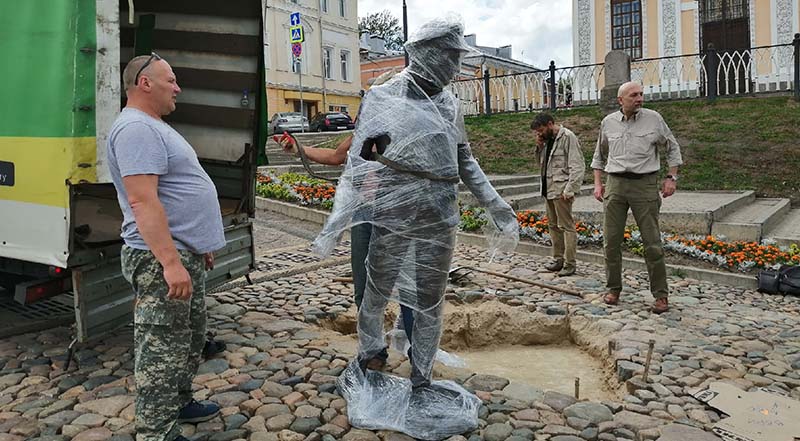 В Рыбинске устанавливают памятник Остапу Бендеру