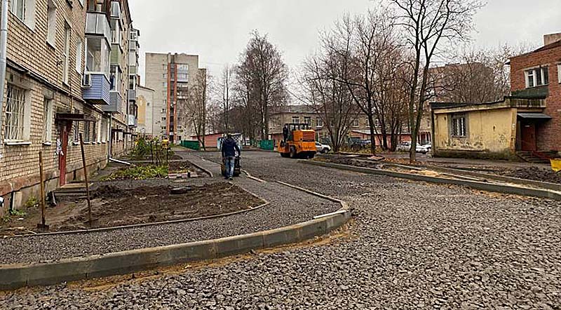 В Рыбинске ремонтируют последний двор по программе «Решаем вместе-2021»
