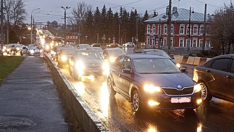 На Волжском мосту в Рыбинске заблокировано движение