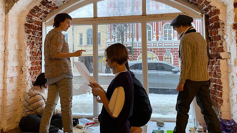 В Рыбинске ученики художественной школы расписывают витрины