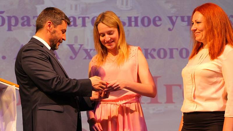 Дмитрий Рудаков поздравил медалистов