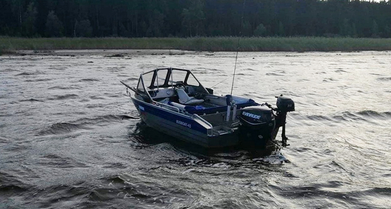 Лодка-призрак курсирует по Рыбинскому водохранилищу