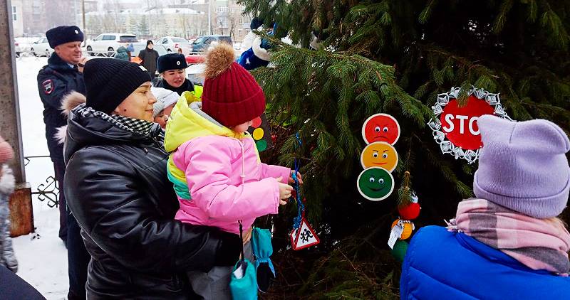Дети нарядили елку у ГИБДД Рыбинска