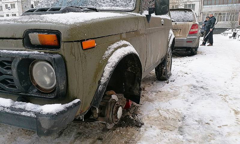 В Рыбинске украли колеса из авто