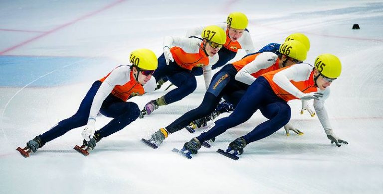 шорт-трекисты на повороте во время заезда