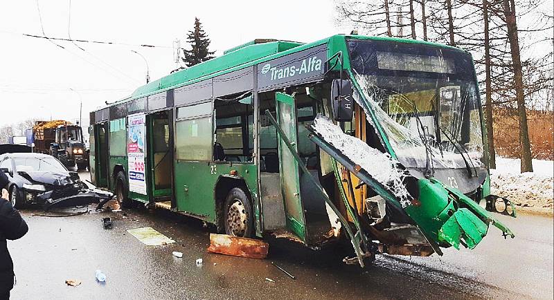 В Рыбинске троллейбус №6 попал в аварию