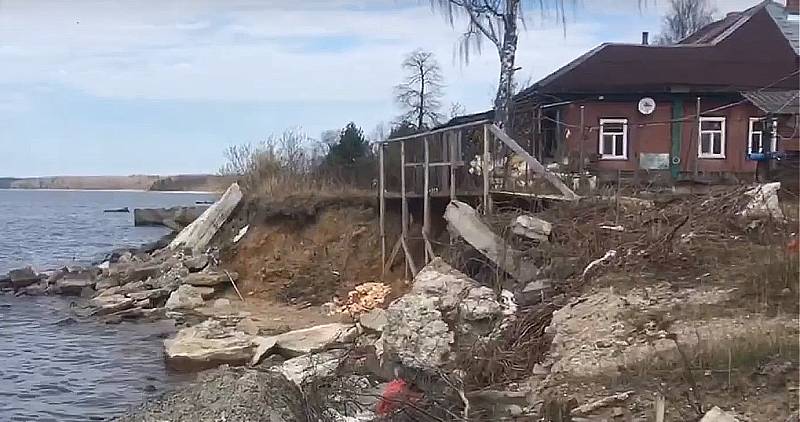 В Рыбинском районе дом может рухнуть в Волгу