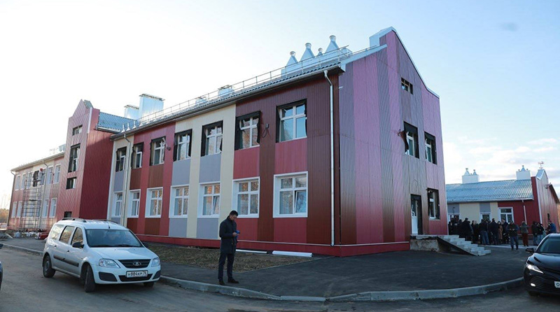Строительство школы в Рыбинском районе проверил Михаил Евраев