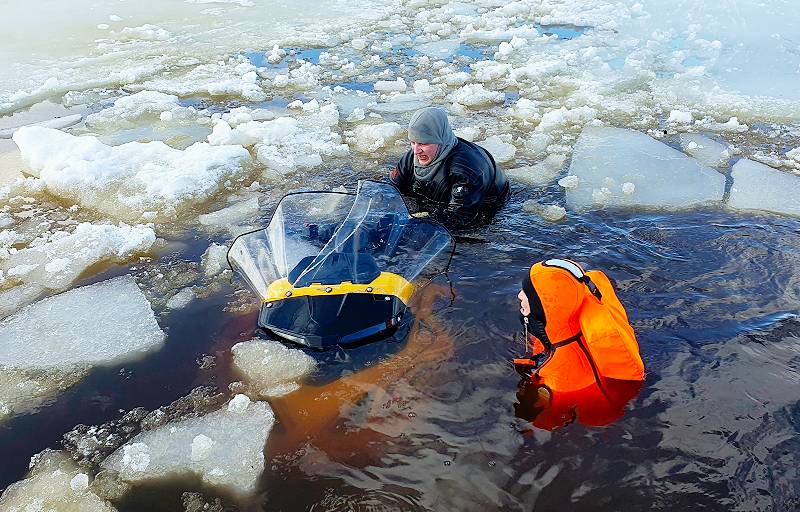 Четверо на снегоходе провалились под лед на Рыбинском водохранилище