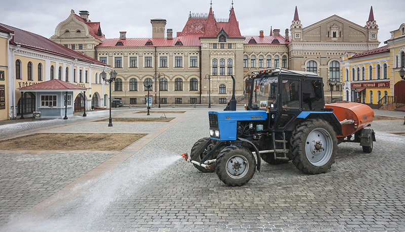 В Рыбинске начали мыть тротуары с шампунем