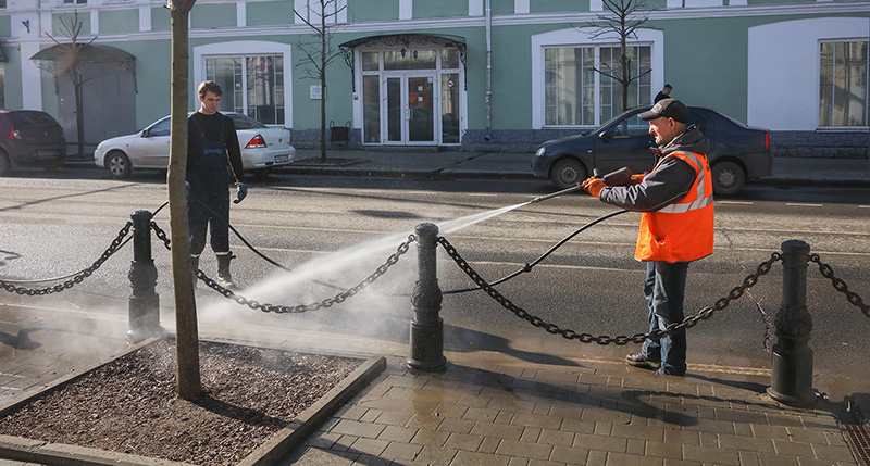 В Рыбинске моют тротуары и дороги