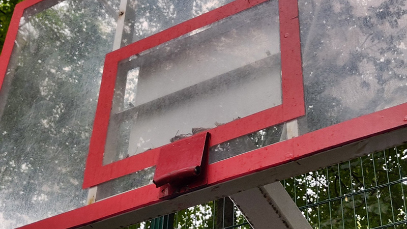 Вандалы сломали баскетбольное кольцо в Волжском парке