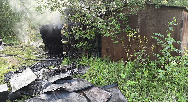 Два гаража сгорели в Рыбинске