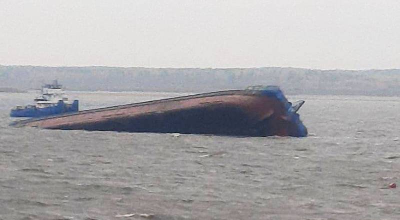 В Рыбинском водохранилище затонула баржа с песком