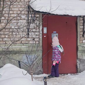 козырек снег двор ук зима