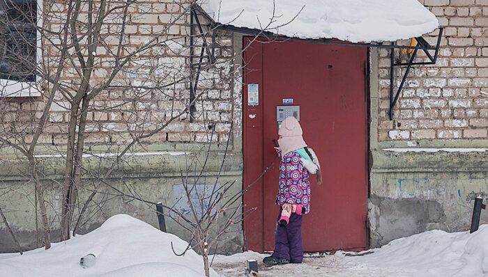 козырек снег двор ук зима