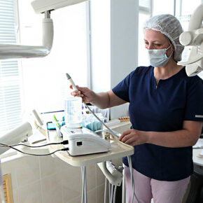 стоматолог