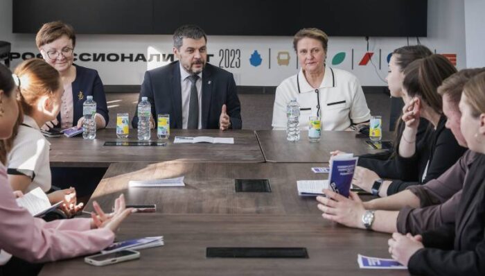 студенты колледжа