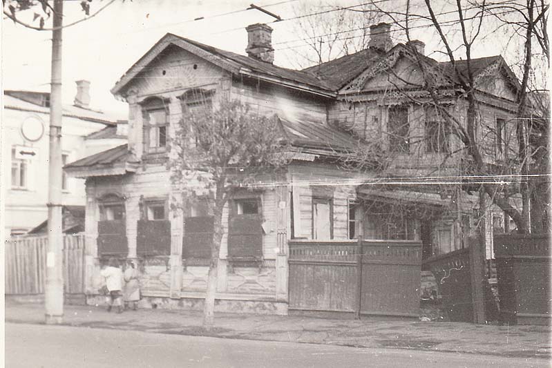 Дом № 11, после углового здания по Крестовой, сейчас стоянка