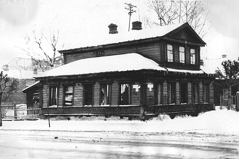 Дом № 17 был обильно украшен резным декором