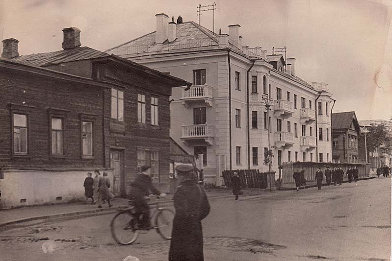 Дом № 31, на его месте сейчас ТЦ «Акварель»