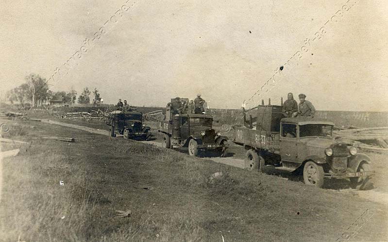 Грузовики с имуществом переселенцев