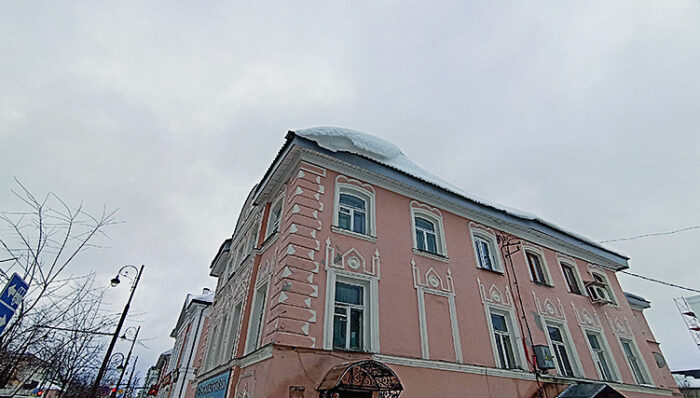 снег на кровле