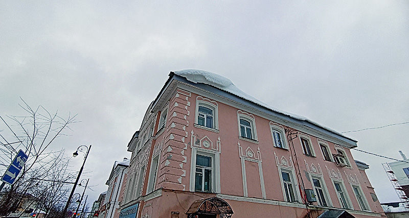 снег на кровле