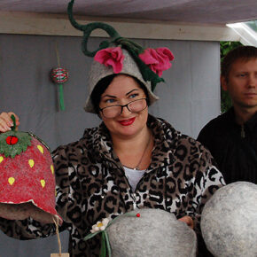 ярмарка сувенир шапки