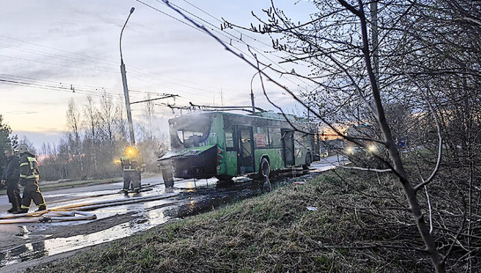 троллейбус горит