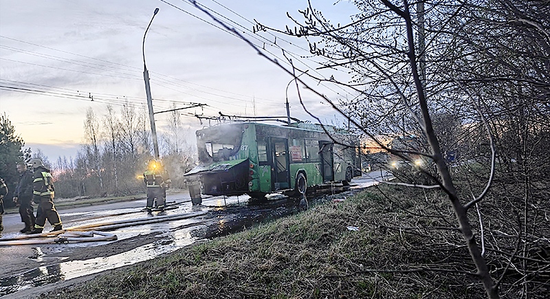 троллейбус горит