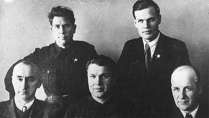 Первый ряд слева — главный конструктор В.Я. Климов, директор В.П. Баландин