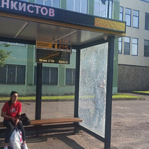 танкистов остановка стекло