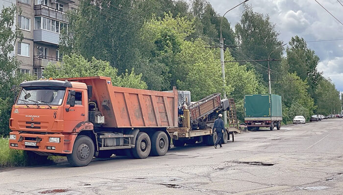 Методом прокола меняют водопроводную трубу в Мариевке